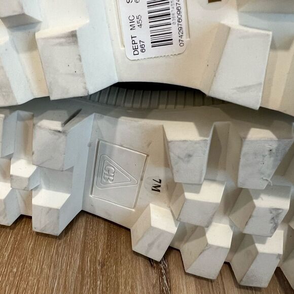 GIANNI BINI Wander Lust Lug Sole Platform Black Booties Size 7 - Picture 4 of 8